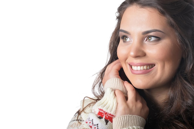 Foto retrato de mujer joven con cabello largo oscuro