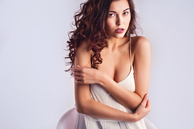 Retrato de una mujer joven con cabello negro y maquillaje