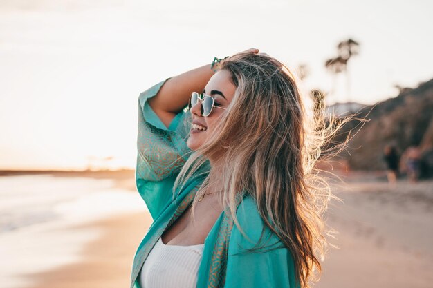 Foto retrato de una mujer joven de cabello rubio