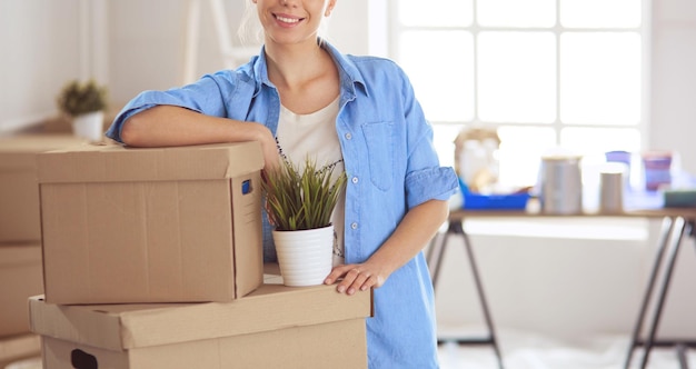 retrato, de, un, mujer joven, con, cajas