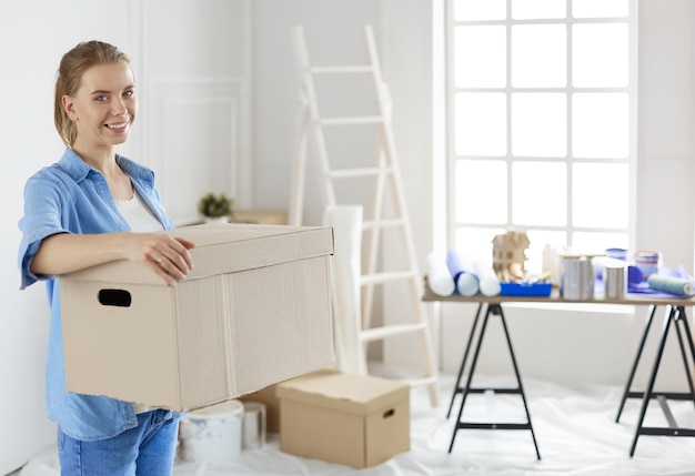 retrato, de, un, mujer joven, con, cajas