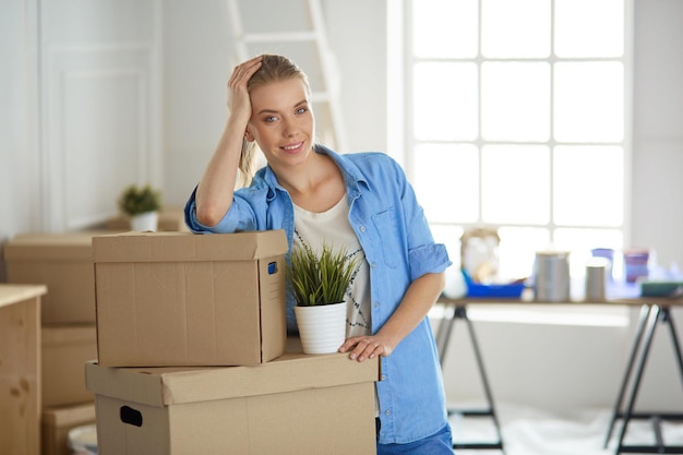 retrato, de, un, mujer joven, con, cajas