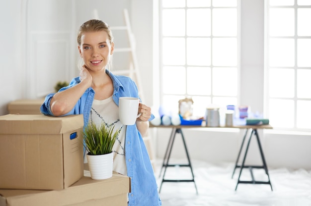 retrato, de, un, mujer joven, con, cajas