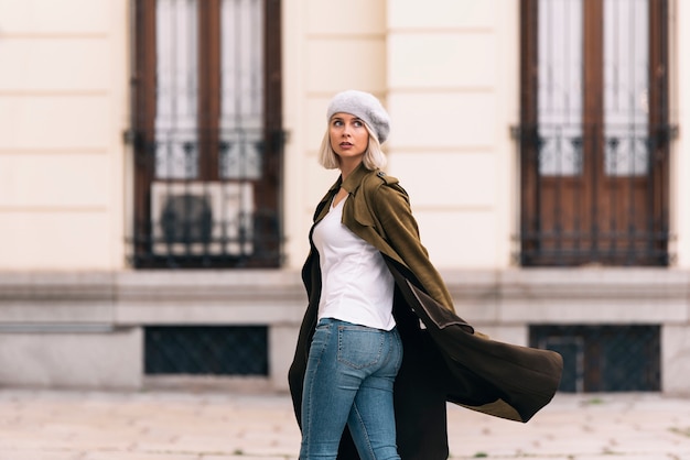 Foto retrato de una mujer joven en la calle. gente natural.