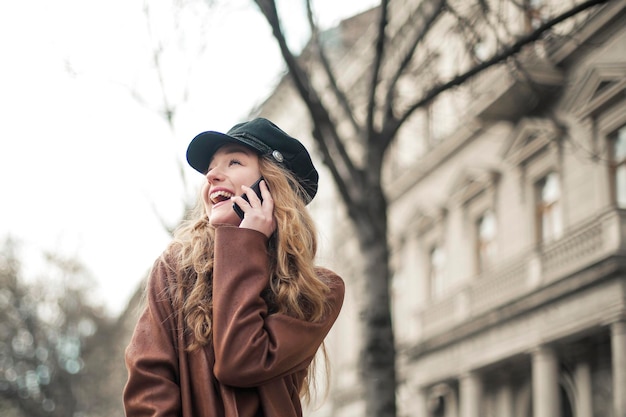 Foto retrato de mujer joven en la calle