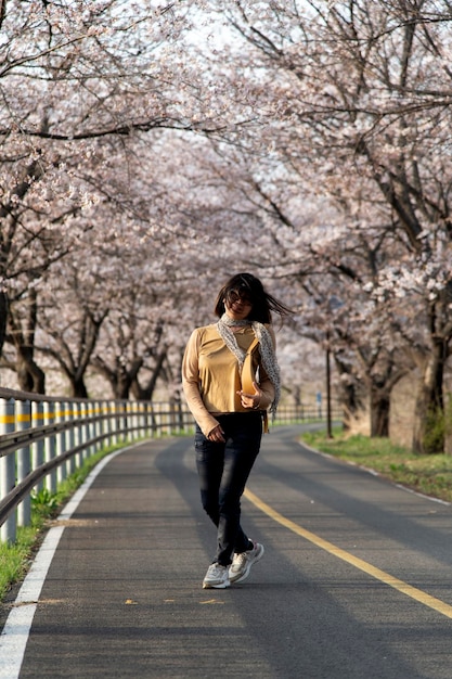 Foto retrato de una mujer joven caminando por la carretera