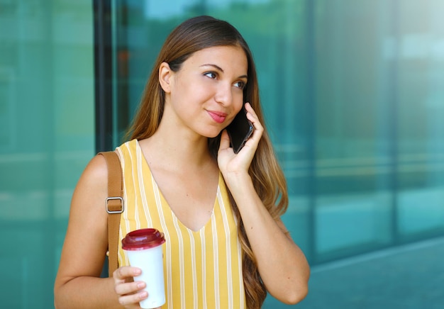 Retrato de mujer joven caminando en la ciudad