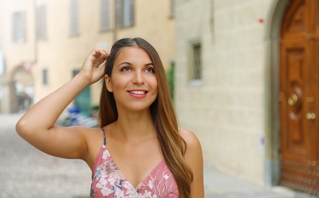 Foto retrato de mujer joven caminando en la hermosa calle de la antigua ciudad italiana.