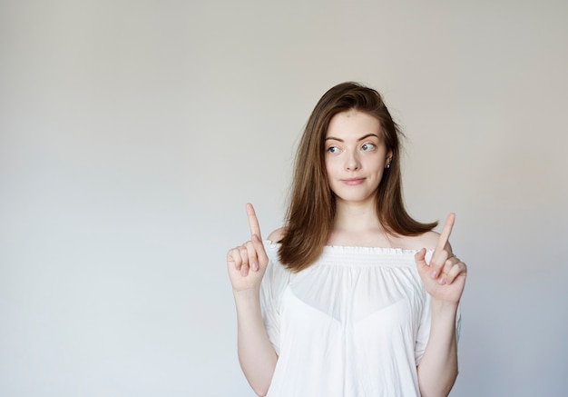 retrato, de, un, mujer joven, con, camiseta blanca