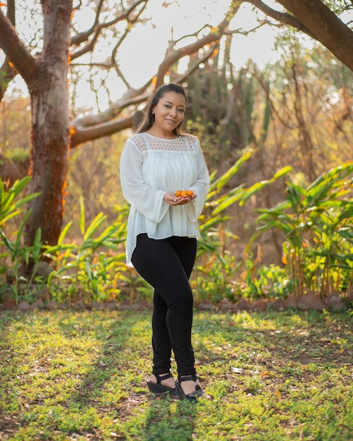 retrato, de, un, mujer joven, en, un, campestre, ajuste