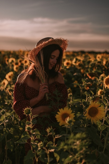 Retrato, de, un, mujer joven, en, campo de girasol