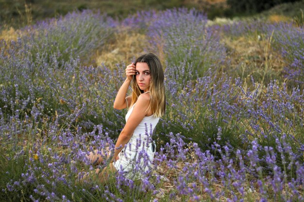 retrato, de, mujer joven, en, campo de lavanda