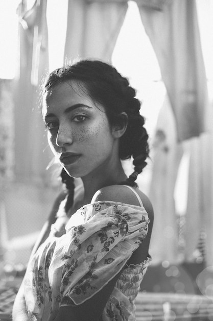 Retrato de una mujer joven en casa