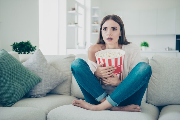 Retrato, mujer joven, en casa