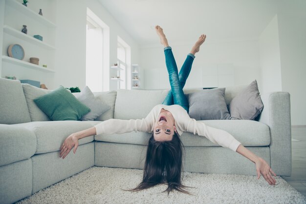 Retrato, mujer joven, en casa