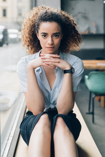 Retrato de mujer joven caucásica mirando