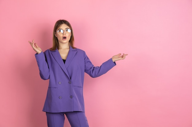 Retrato de mujer joven caucásica sobre fondo rosa estudio emocional y expresivo