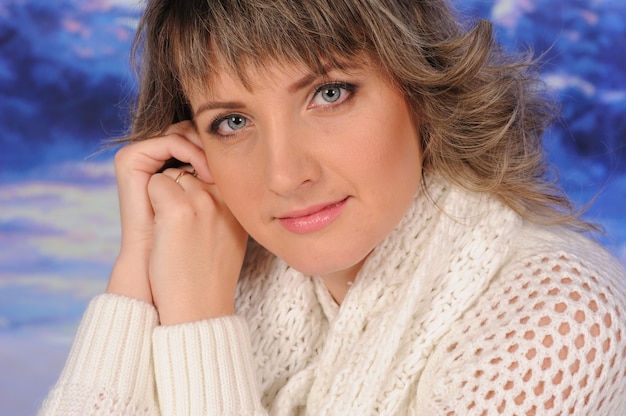 Foto retrato de mujer joven celebrando la navidad