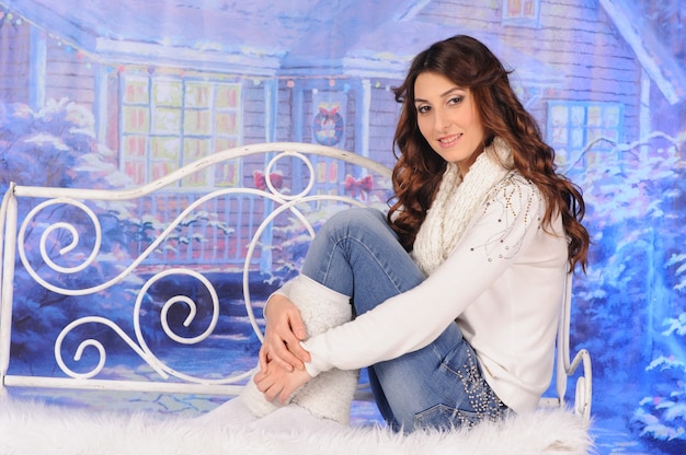 Foto retrato de mujer joven celebrando la navidad