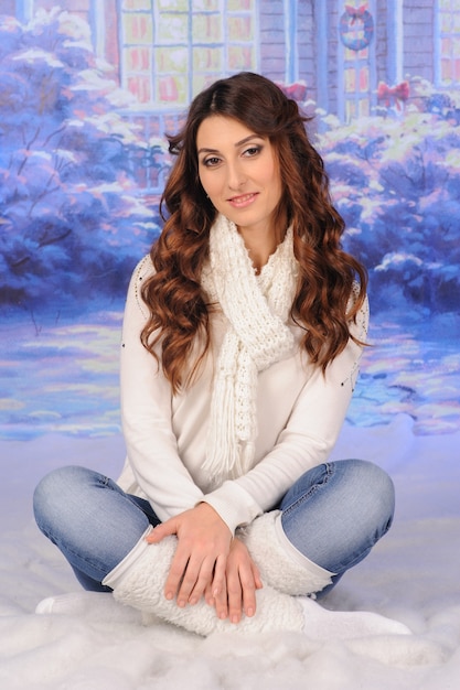 Foto retrato de mujer joven celebrando la navidad