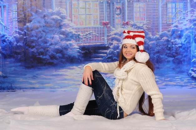 Retrato de mujer joven celebrando la Navidad