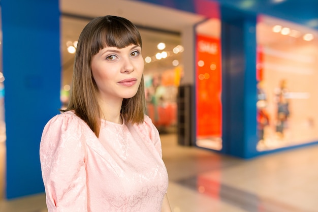 Retrato de mujer joven en el centro comercial