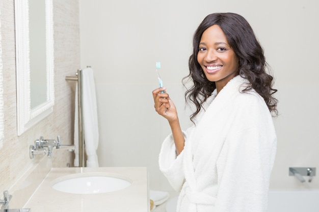 Retrato de una mujer joven con cepillo de dientes
