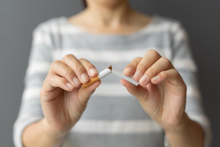 Retrato mujer joven con cigarrillo roto en las manos Mujer feliz dejar de fumar cigarrillos Dejar el mal hábito Dejar de fumar cigarrillos concepto de atención médica Campaña de no fumar