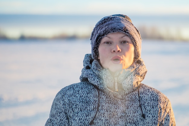 Retrato de mujer joven en clima frío