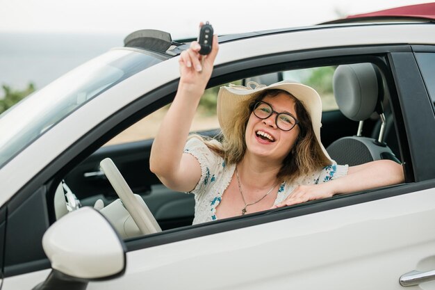 Foto retrato de una mujer joven en un coche