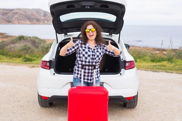 Foto retrato de una mujer joven en un coche