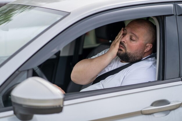 Foto retrato de una mujer joven en un coche