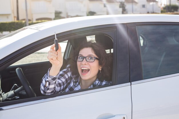 Foto retrato de una mujer joven en un coche