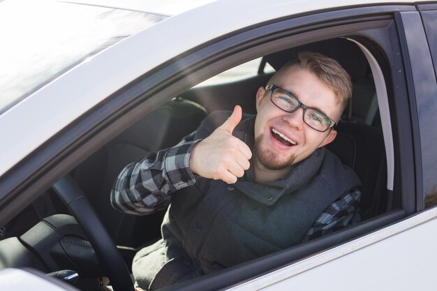 Foto retrato de una mujer joven en un coche