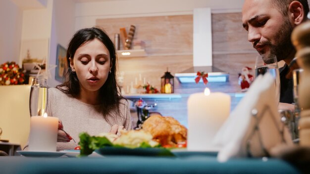 Foto retrato de una mujer joven con comida en casa