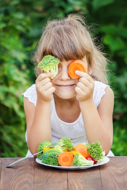 Foto retrato de una mujer joven con comida en la mesa