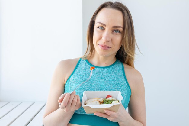 Foto retrato de una mujer joven comiendo comida