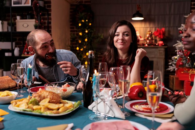 Foto retrato de una mujer joven comiendo en un restaurante