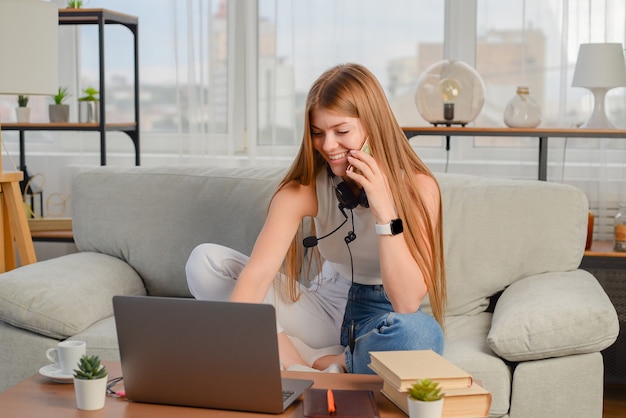 retrato, de, mujer joven, con, computador portatil, freelancer, trabajando