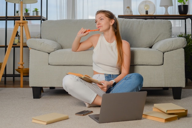 retrato, de, mujer joven, con, computador portatil, freelancer, trabajando