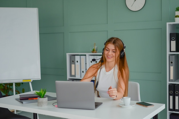 retrato, de, mujer joven, con, computador portatil, freelancer, trabajando