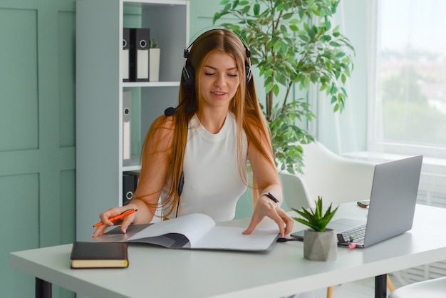 retrato, de, mujer joven, con, computador portatil, freelancer, trabajando