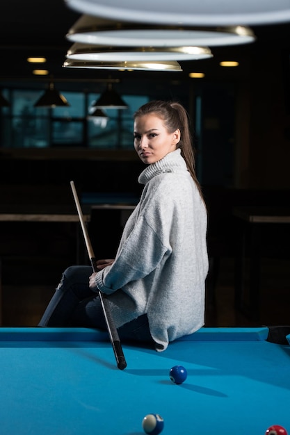 retrato, de, un, mujer joven, concentración, en, pelota