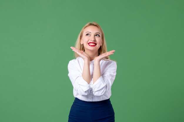 retrato, de, mujer joven, en, conservador, ropa, pared verde, maestro de escuela, estudiantes, lección