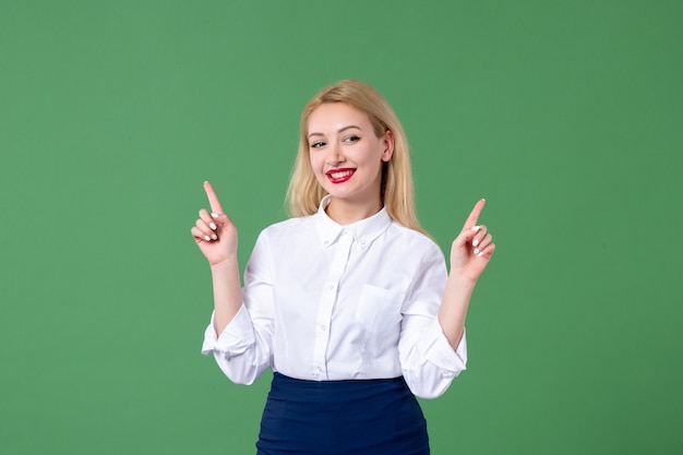 retrato, de, mujer joven, en, conservador, ropa, sonriente, pared verde, estudiante, lección, estudio, escuela, hembra