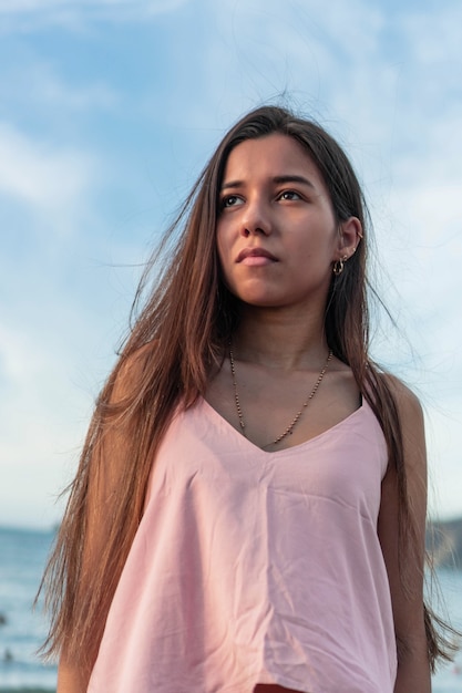 Retrato de una mujer joven en un contexto informal sobre la ciudad