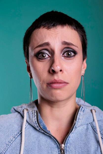 Retrato de una mujer joven contra un cielo despejado