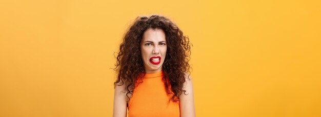 Retrato de una mujer joven contra un fondo amarillo