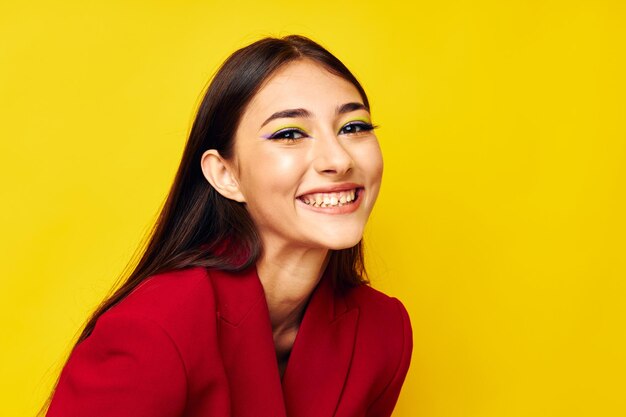 Foto retrato de una mujer joven contra un fondo amarillo