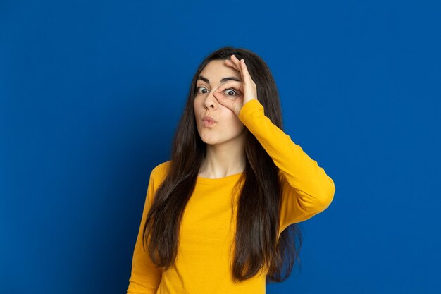 Retrato de una mujer joven contra un fondo azul